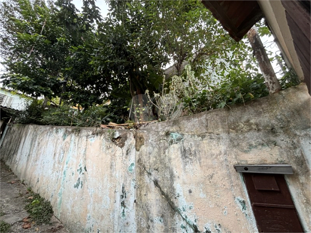 Terreno com uma casa térrea com 3 quartos e 3 vagas de garagem