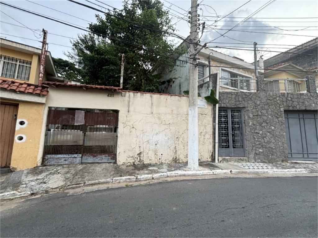Terreno com uma casa térrea com 3 quartos e 3 vagas de garagem