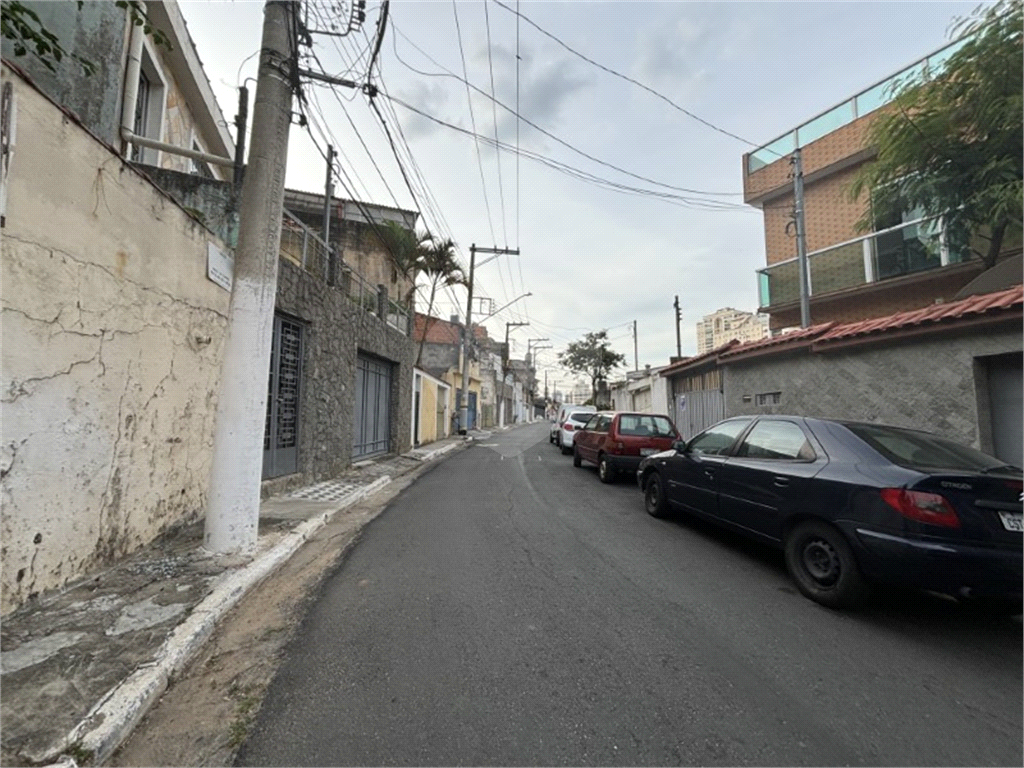 Terreno com uma casa térrea com 3 quartos e 3 vagas de garagem