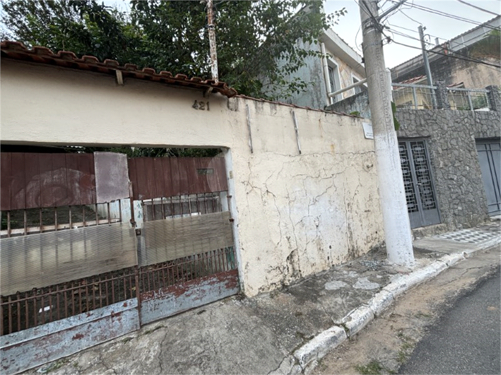 Terreno com uma casa térrea com 3 quartos e 3 vagas de garagem