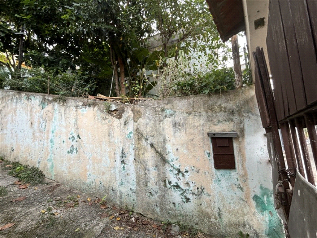 Terreno com uma casa térrea com 3 quartos e 3 vagas de garagem