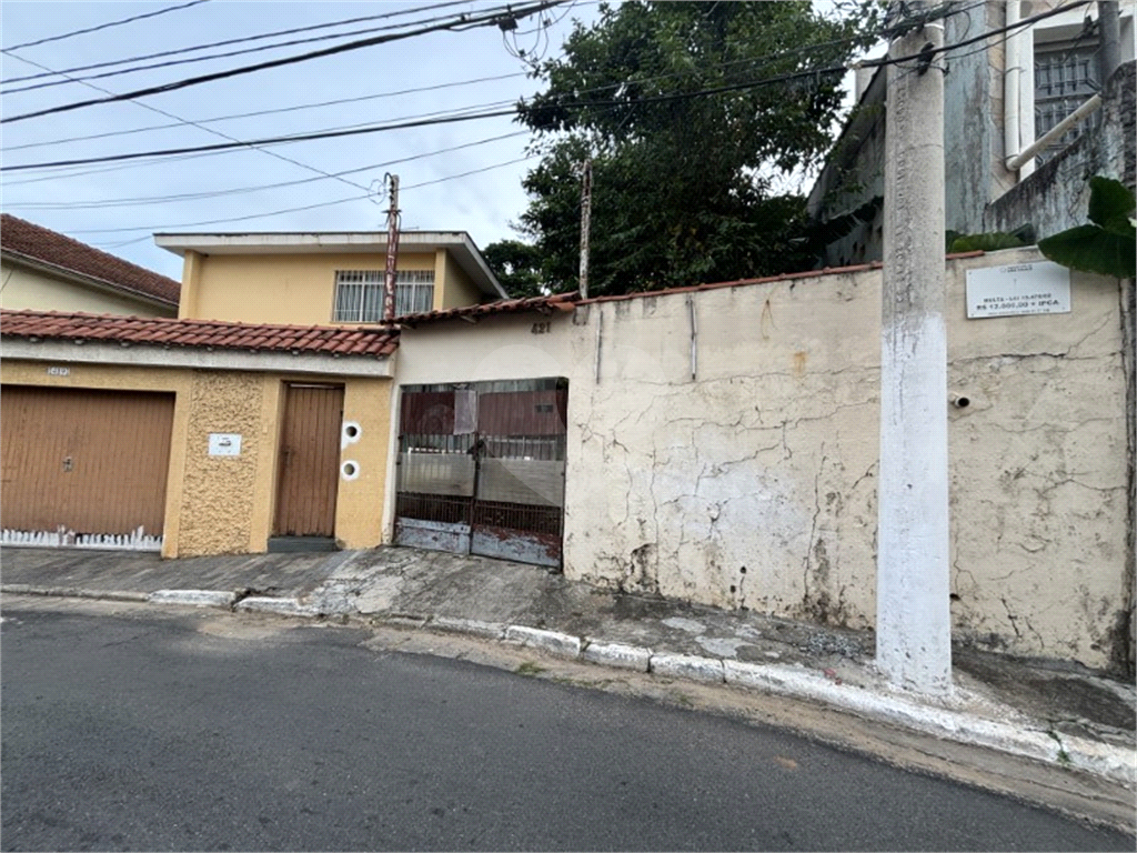 Terreno com uma casa térrea com 3 quartos e 3 vagas de garagem