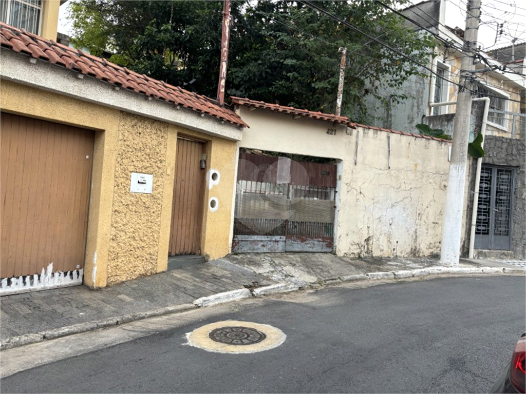 Terreno com uma casa térrea com 3 quartos e 3 vagas de garagem