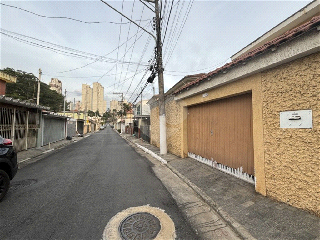 Terreno com uma casa térrea com 3 quartos e 3 vagas de garagem