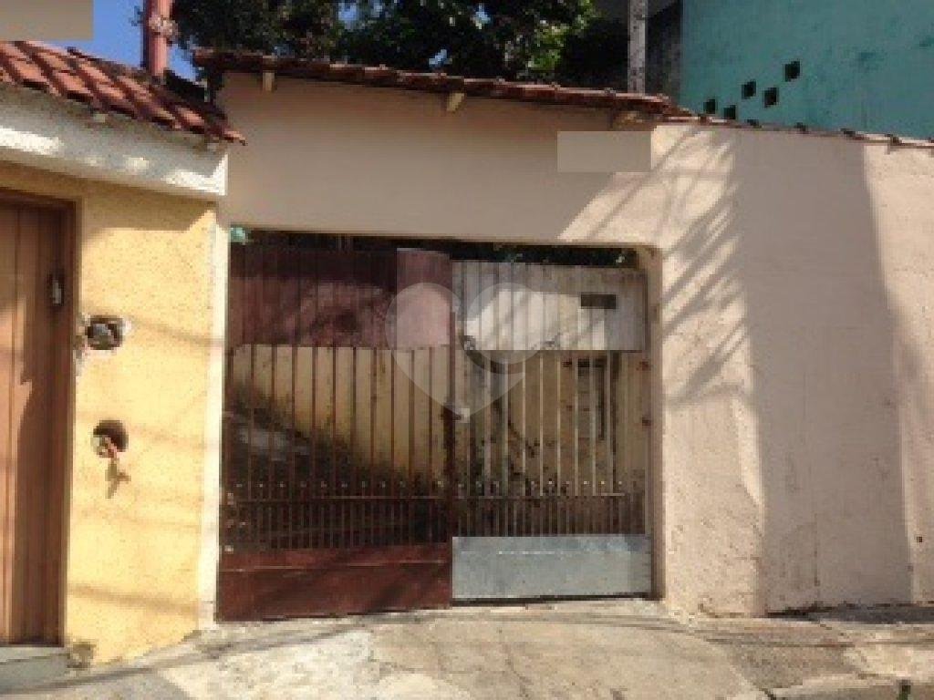 Terreno com uma casa térrea com 3 quartos e 3 vagas de garagem