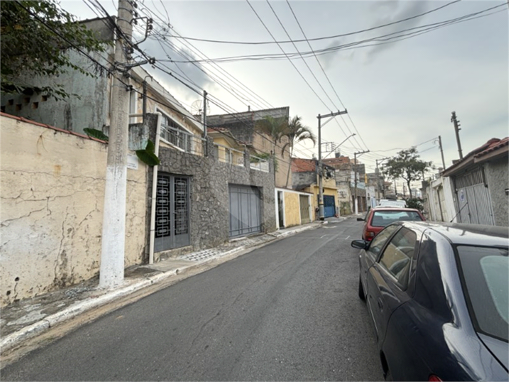 Terreno com uma casa térrea com 3 quartos e 3 vagas de garagem