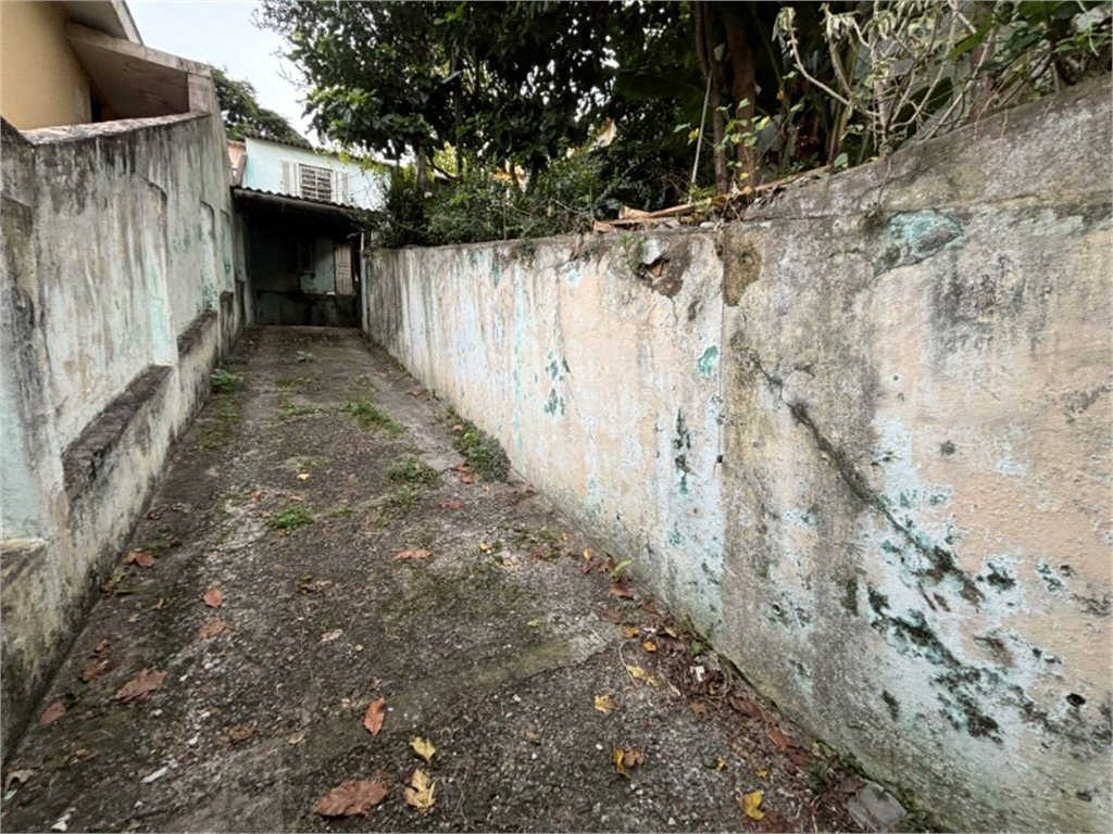 Terreno com uma casa térrea com 3 quartos e 3 vagas de garagem