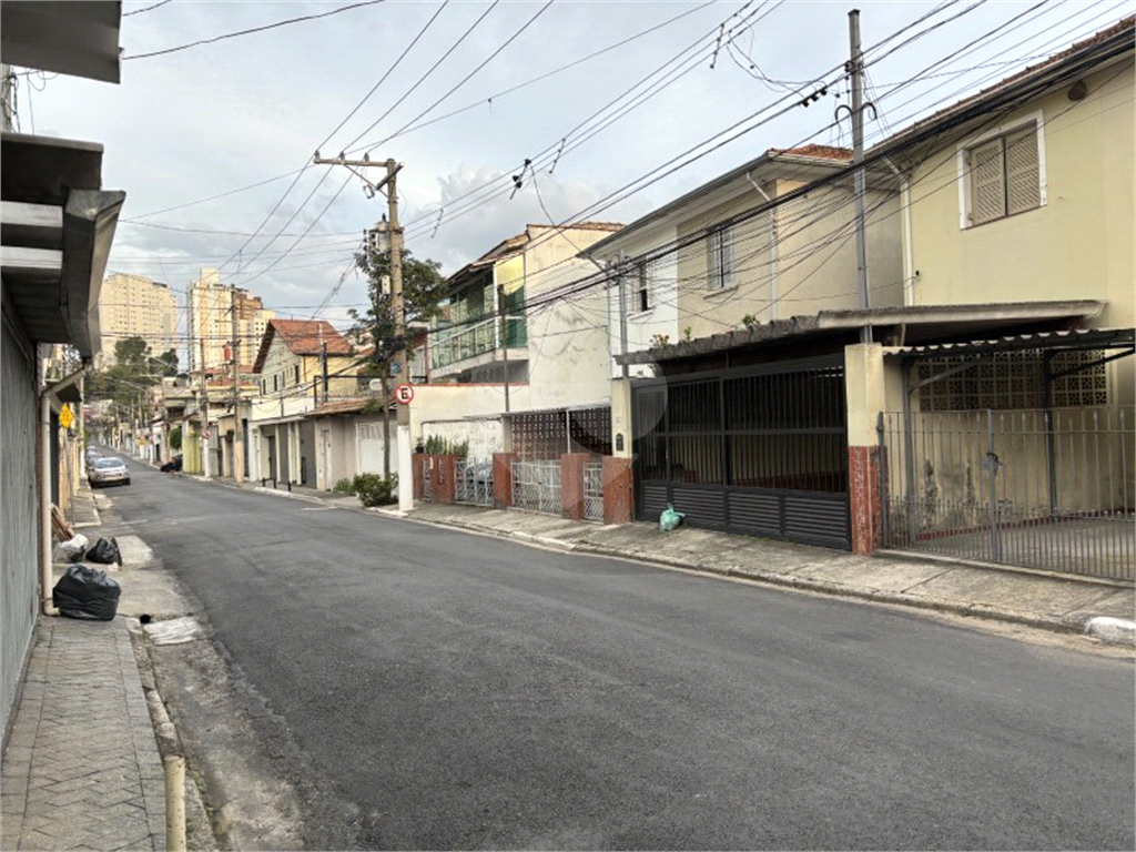 Terreno com uma casa térrea com 3 quartos e 3 vagas de garagem
