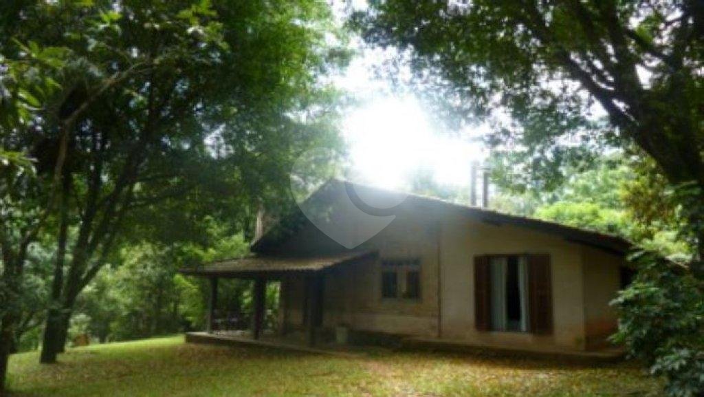 Terreno com 2 casas de 2 quartos e benfeitorias