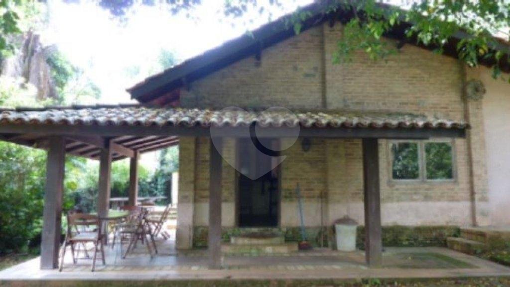 Terreno com 2 casas de 2 quartos e benfeitorias
