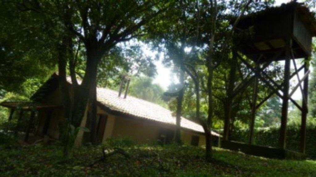 Terreno com 2 casas de 2 quartos e benfeitorias