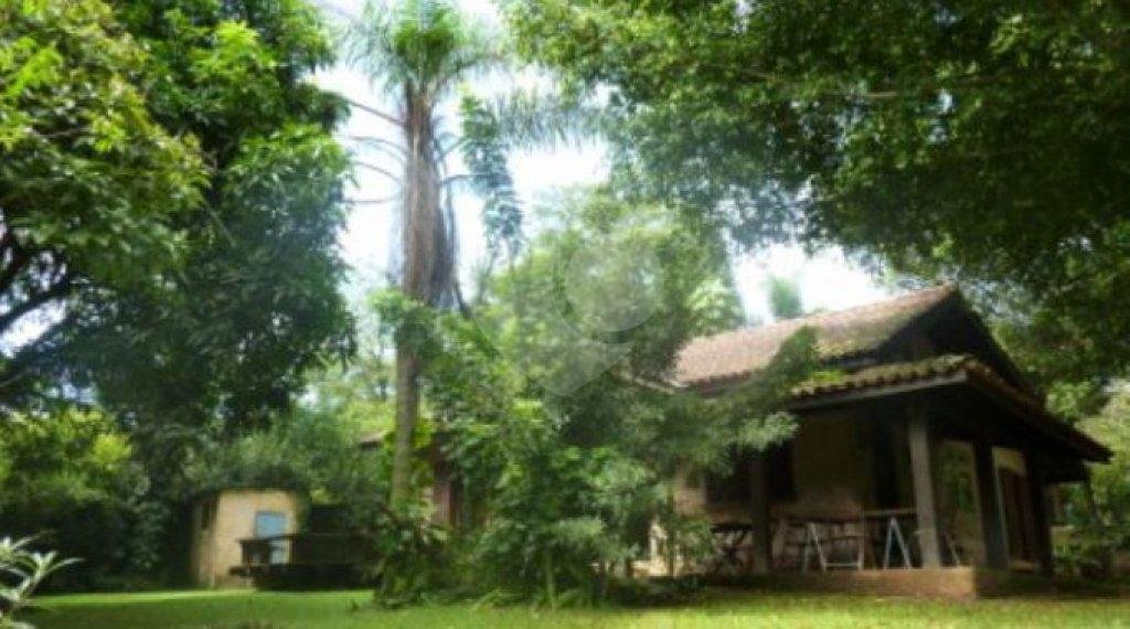 Terreno com 2 casas de 2 quartos e benfeitorias