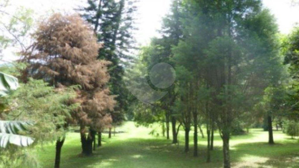 Terreno com 2 casas de 2 quartos e benfeitorias