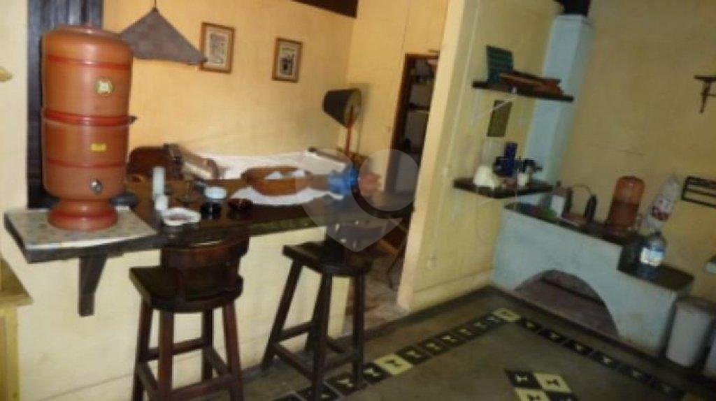 Terreno com 2 casas de 2 quartos e benfeitorias