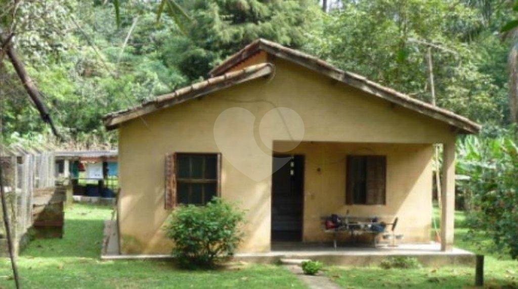 Terreno com 2 casas de 2 quartos e benfeitorias