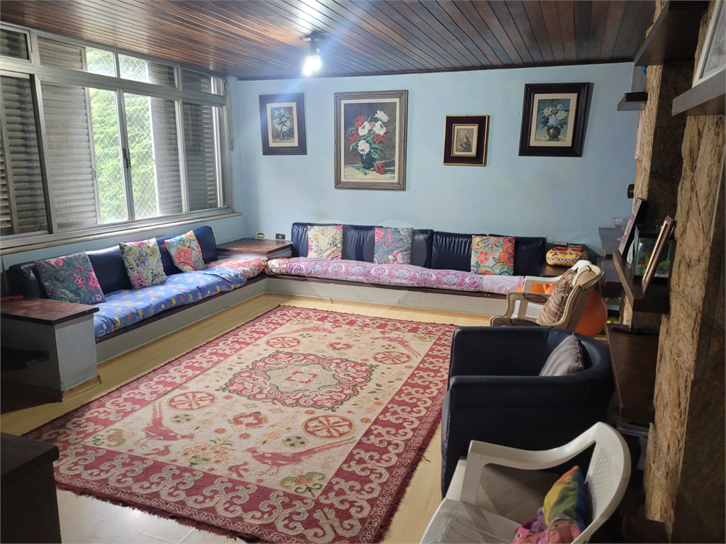Apartamento em Santana ao lado do Metrô. Precisa de modernização.