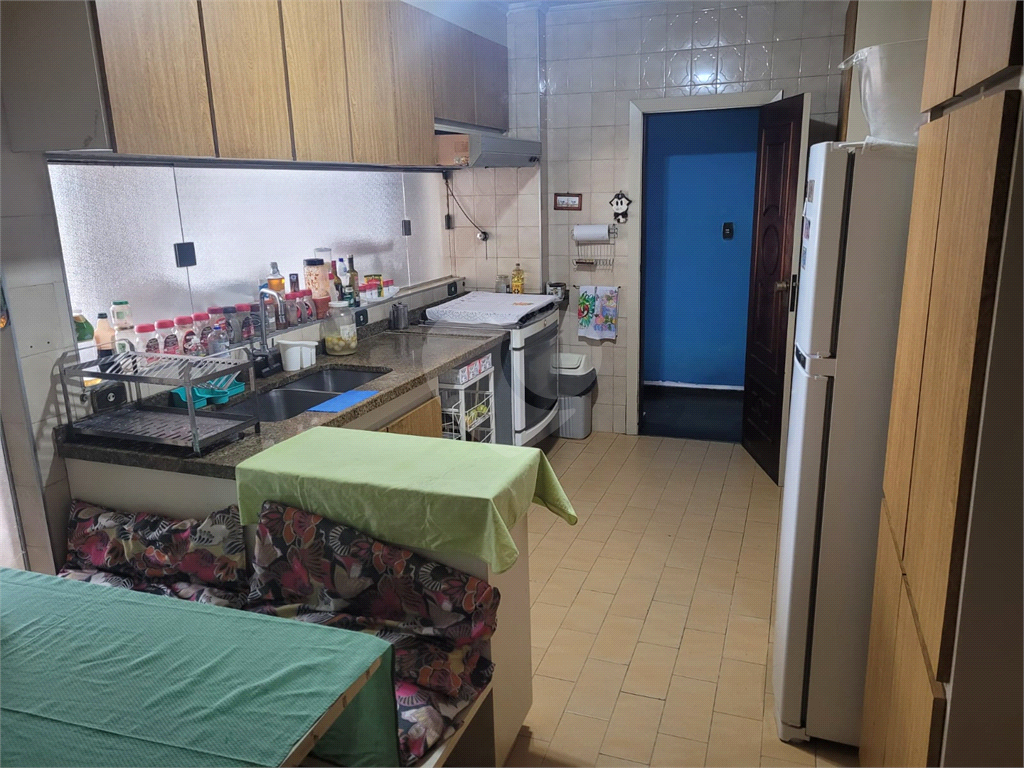 Apartamento em Santana ao lado do Metrô. Precisa de modernização.