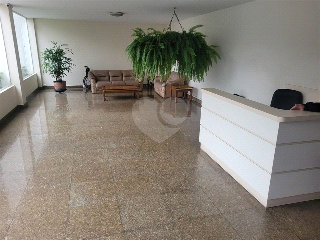 Apartamento em Santana ao lado do Metrô. Precisa de modernização.