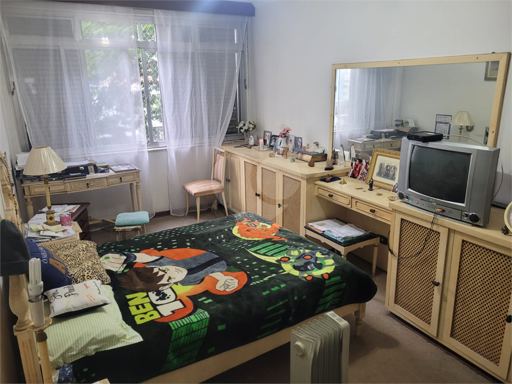 Apartamento em Santana ao lado do Metrô. Precisa de modernização.