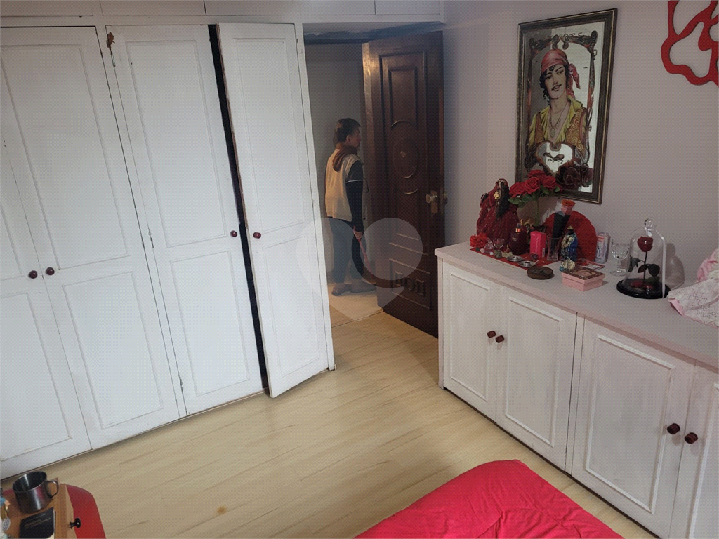 Apartamento em Santana ao lado do Metrô. Precisa de modernização.