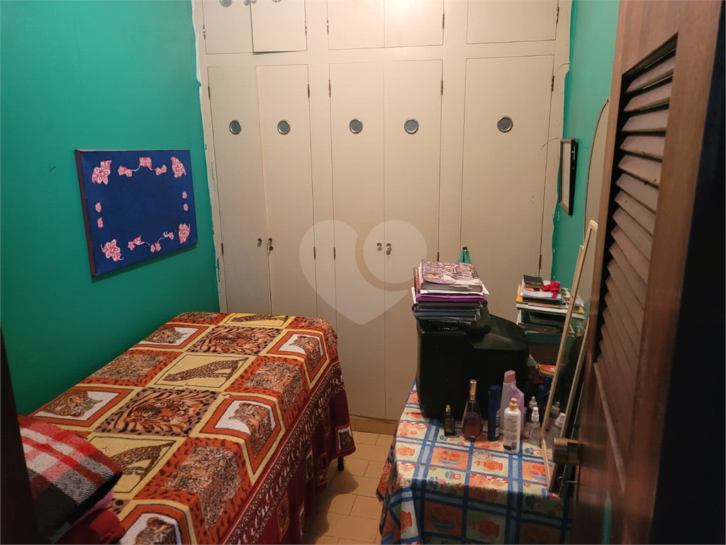 Apartamento em Santana ao lado do Metrô. Precisa de modernização.