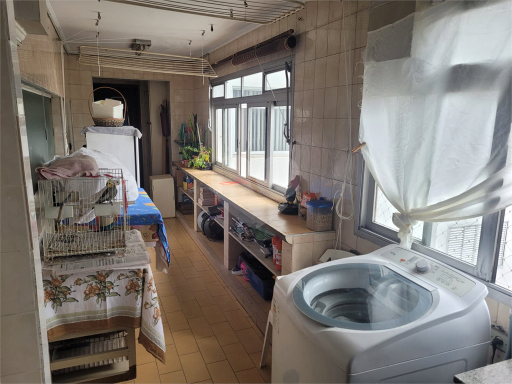 Apartamento em Santana ao lado do Metrô. Precisa de modernização.