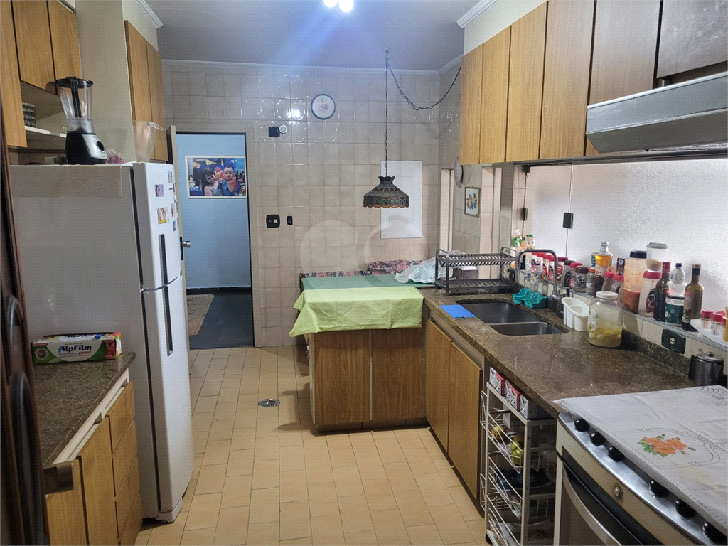 Apartamento em Santana ao lado do Metrô. Precisa de modernização.