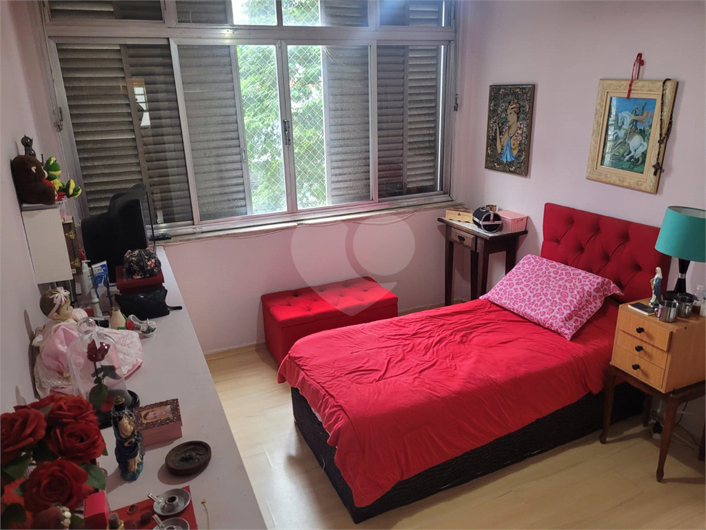 Apartamento em Santana ao lado do Metrô. Precisa de modernização.
