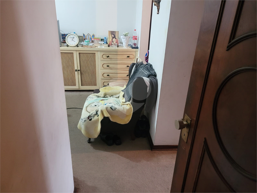 Apartamento em Santana ao lado do Metrô. Precisa de modernização.