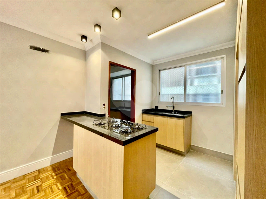 APARTAMENTO À VENDA REFORMADO COM 3 QUARTOS - 2 VAGAS EM PINHEIROS.