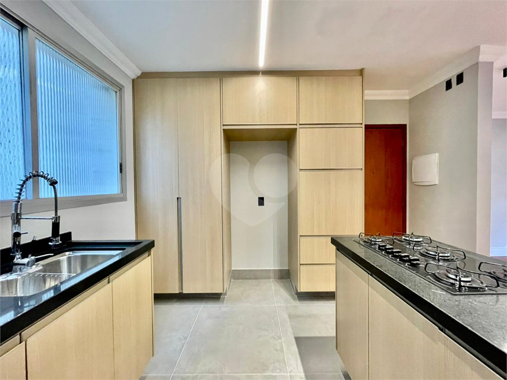 APARTAMENTO À VENDA REFORMADO COM 3 QUARTOS - 2 VAGAS EM PINHEIROS.