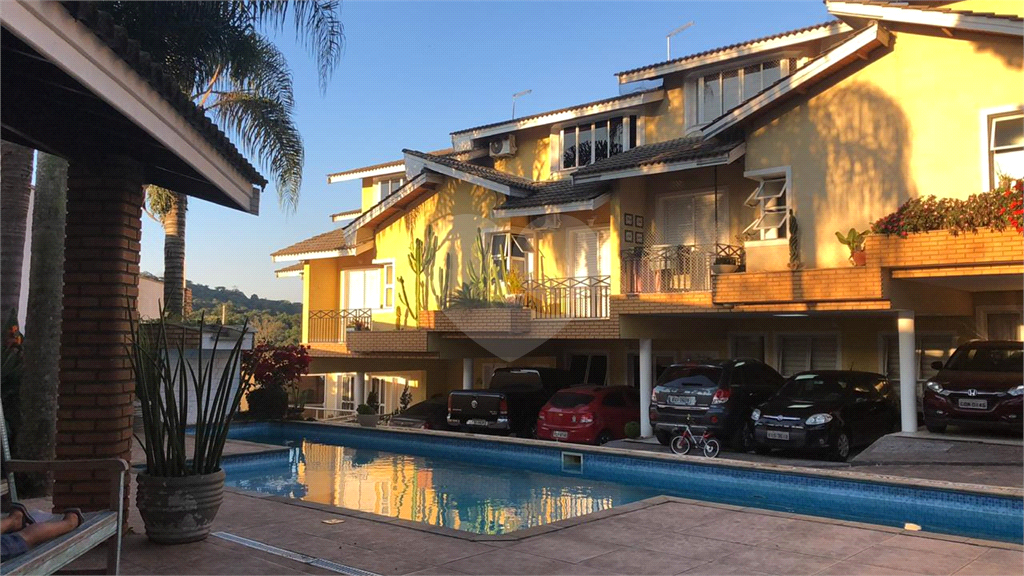 Sobrado em condomínio fechado no Horto Florestal