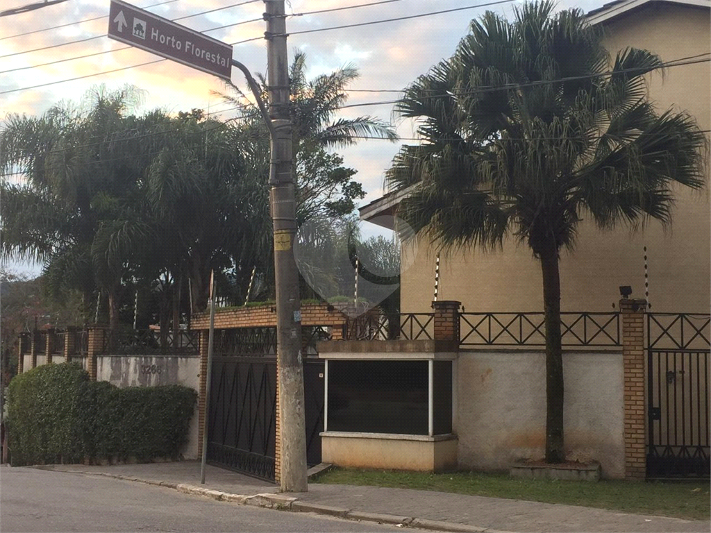 Sobrado em condomínio fechado no Horto Florestal