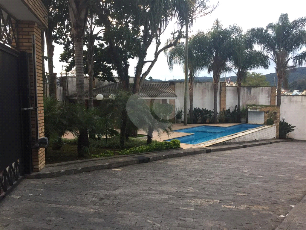 Sobrado em condomínio fechado no Horto Florestal