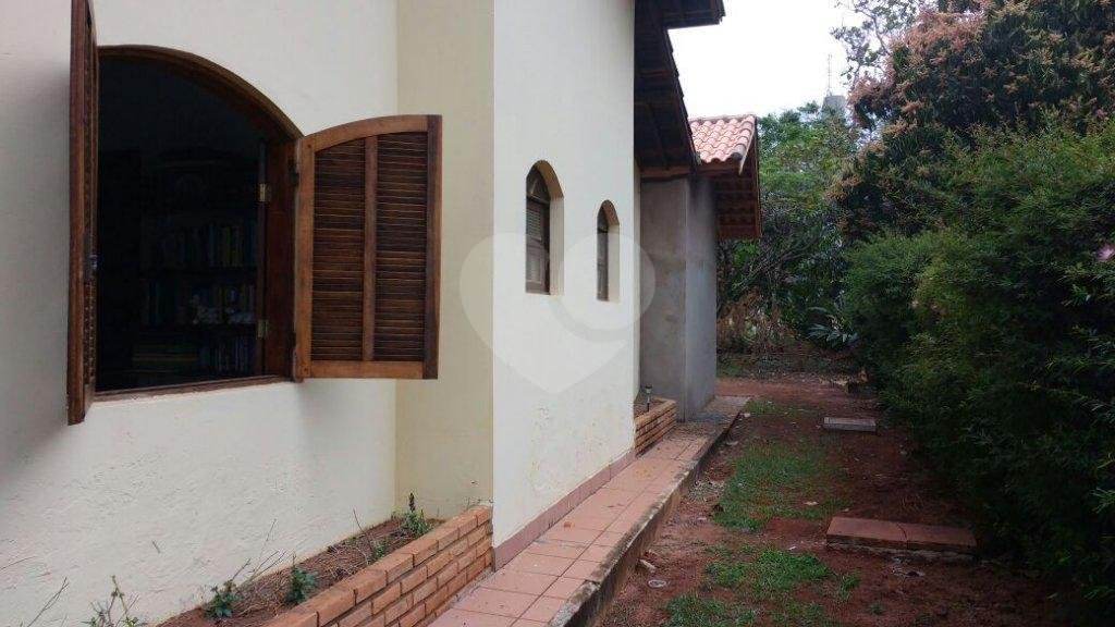 Casa com 3 quartos, várias vagas, dentro de um condomínio resort