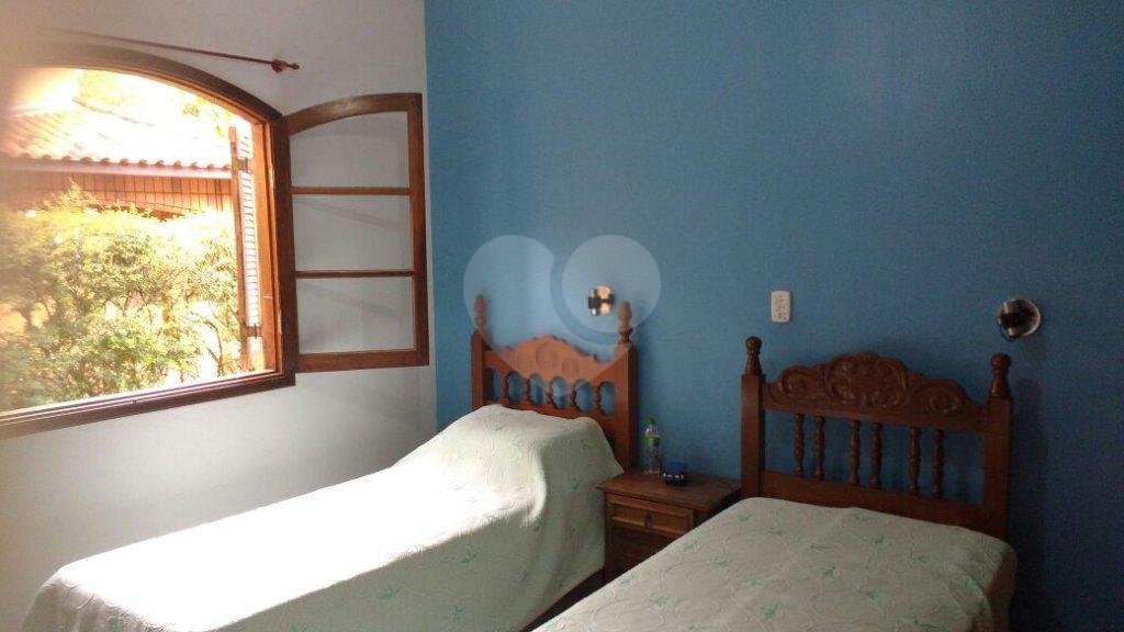 Casa com 3 quartos, várias vagas, dentro de um condomínio resort
