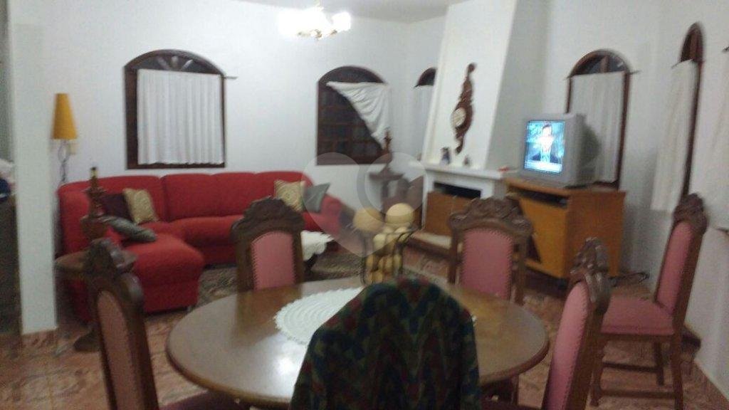 Casa com 3 quartos, várias vagas, dentro de um condomínio resort