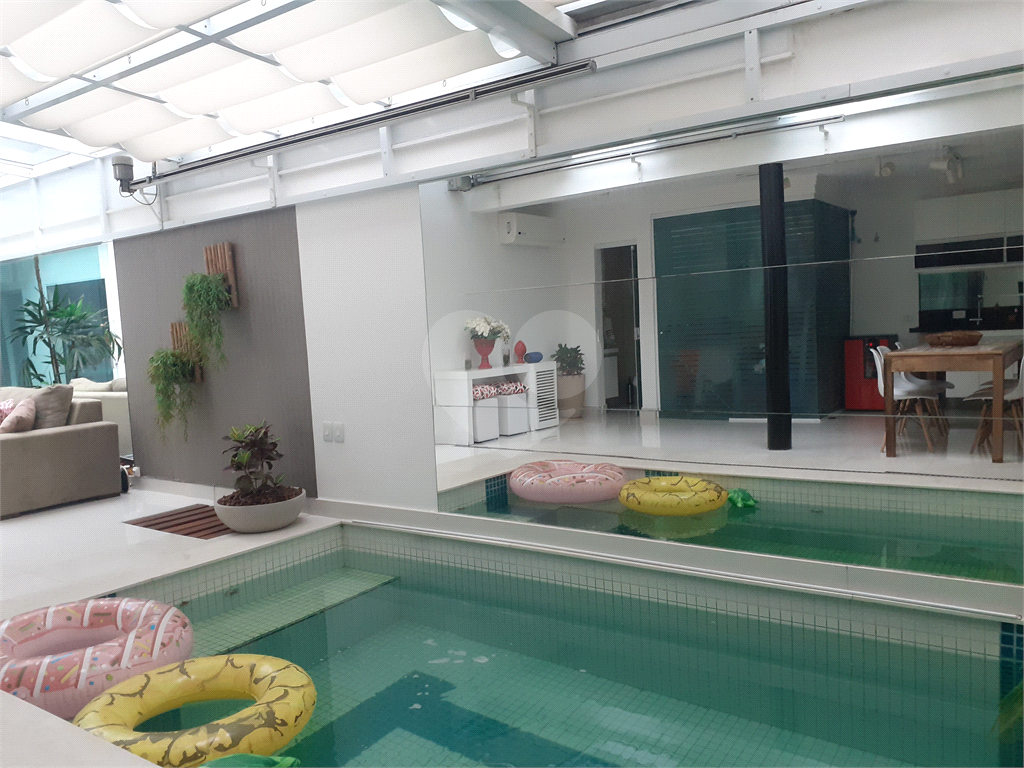 Sobrado em Condomínio fechado com 3 suítes, 5 vagas de garagem e Piscina 
