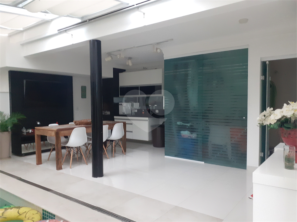 Sobrado em Condomínio fechado com 3 suítes, 5 vagas de garagem e Piscina 