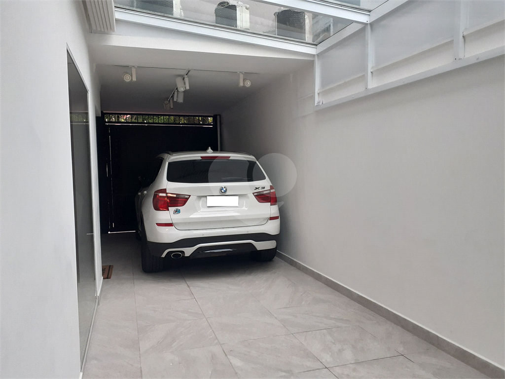 Sobrado em Condomínio fechado com 3 suítes, 5 vagas de garagem e Piscina 