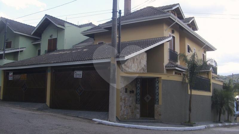 SOBRADO EXCELENTE A VENDA NO HORTO FLORESTAL COM LAREIRA E PISCINA