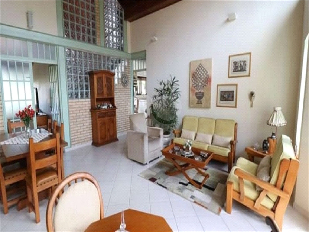 SOBRADO  A VENDA NO TREMEMBÉ - 4 DORMS (2 SUÍTES), PISCINA E 4 VAGAS DE GARAGEM