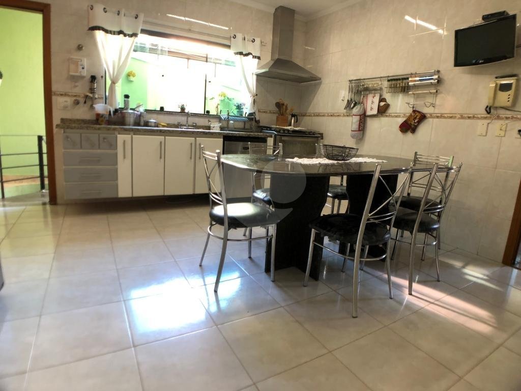 SOBRADO A VENDA NA ÁGUA FRIA. 3 SUÍTES COM ARMÁRIOS E 5 VAGAS DE GARAGEM