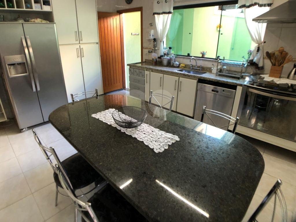 SOBRADO A VENDA NA ÁGUA FRIA. 3 SUÍTES COM ARMÁRIOS E 5 VAGAS DE GARAGEM