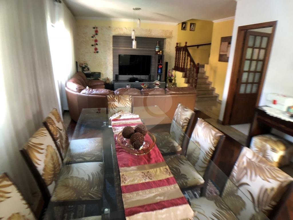 SOBRADO A VENDA NA ÁGUA FRIA. 3 SUÍTES COM ARMÁRIOS E 5 VAGAS DE GARAGEM