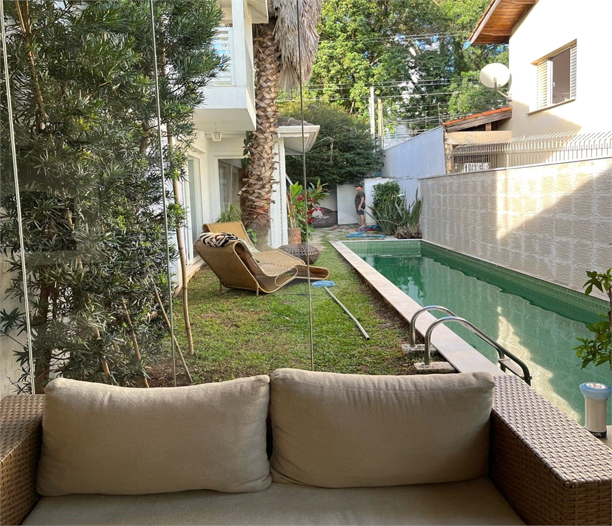 SOBRADO MOBILIADO DE 199,0 M² COM 02 SUITES, 04 VAGAS E PISCINA PARA VENDA NO JARDIM VIRGINIA BIANCA