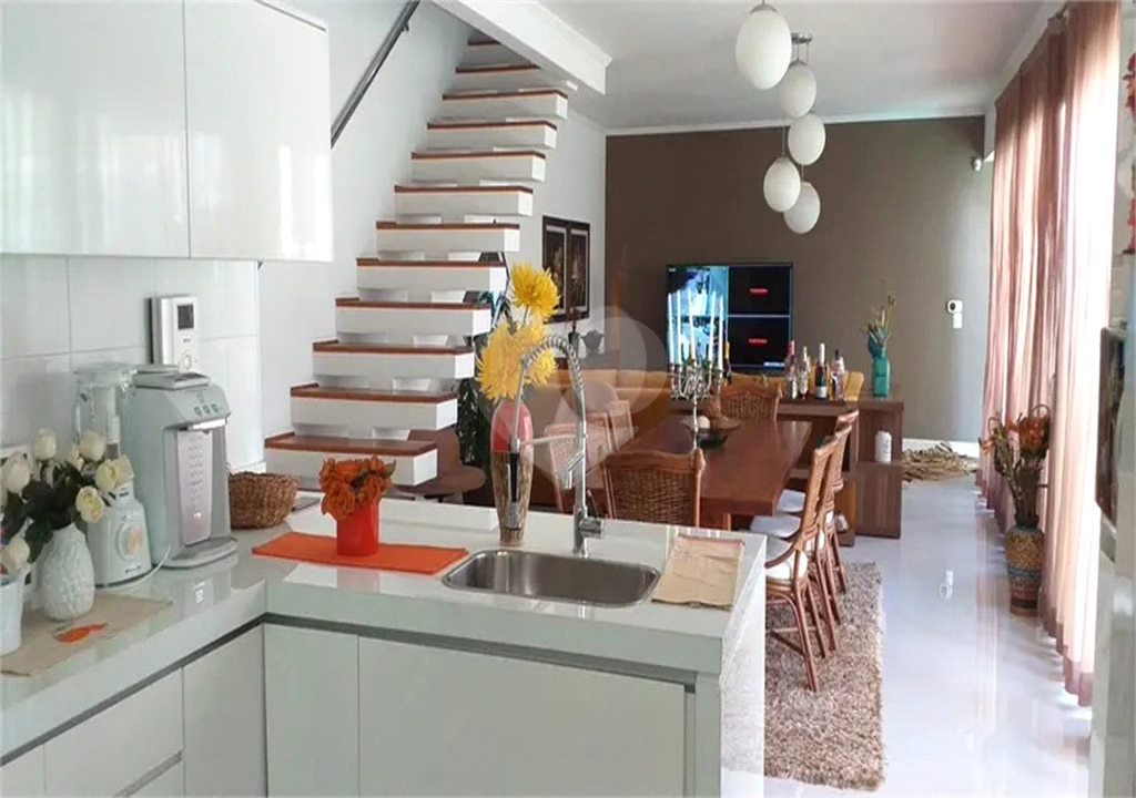 SOBRADO MOBILIADO DE 199,0 M² COM 02 SUITES, 04 VAGAS E PISCINA PARA VENDA NO JARDIM VIRGINIA BIANCA