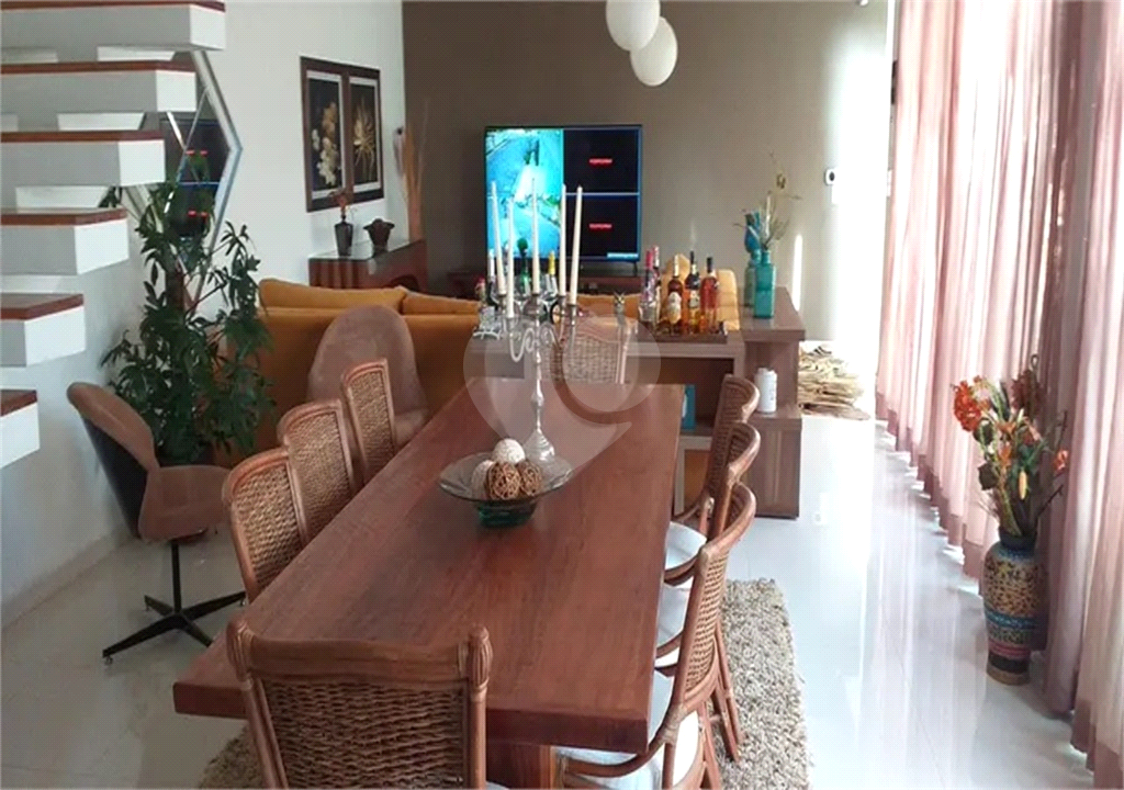 SOBRADO MOBILIADO DE 199,0 M² COM 02 SUITES, 04 VAGAS E PISCINA PARA VENDA NO JARDIM VIRGINIA BIANCA