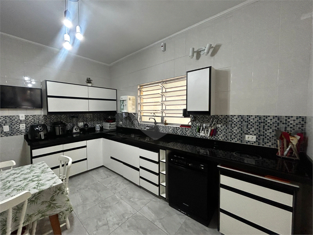 SOBRADO COM 220M2 DE ÁREA CONSTRUÍDA A VENDA NO JD. S. PAULO - 4 DORMS (3 SUÍTES) E 2 VAGAS