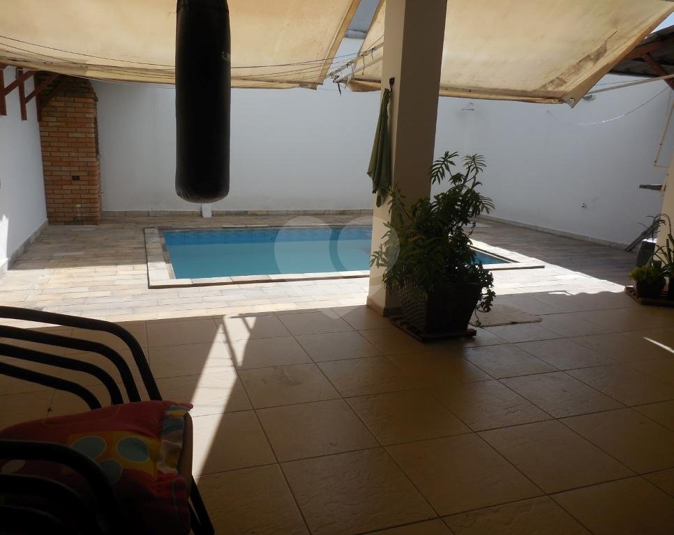 Lindo sobrado com piscina no residencial Santa Terezinha